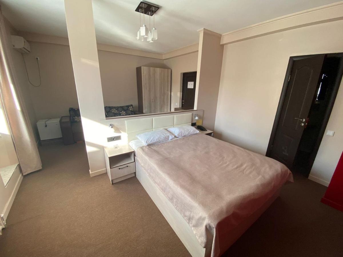 Ulpan Mini Hotel Астана Екстериор снимка