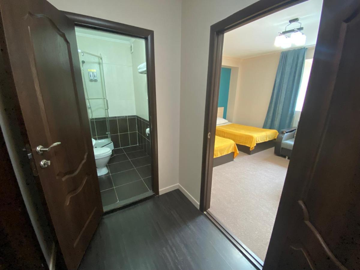 Ulpan Mini Hotel Астана Екстериор снимка